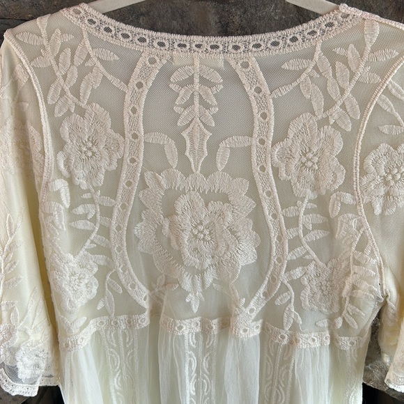 Lace Covered Lined Cream 3/4 Sleeve Above the Knee Medium Top;Perfect Condition! - Picture 7 of 16
